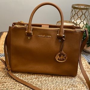 Used like new. Michael kors satchel. Perfect condition.